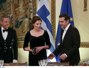 Εντυπωσιακή με total black look η σύζυγος του Αλ. Τσίπρα στην δεξίωση για τον Πρόεδρο του Ισραήλ (φωτό)